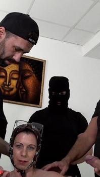 Penetrare dublă - sex în grup cu ejaculare multiplă cu matură țâțoasă
