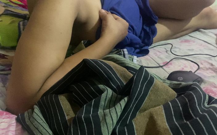 Arabicqueen: Une bhabigirl indienne montre ses nichons et sa chatte