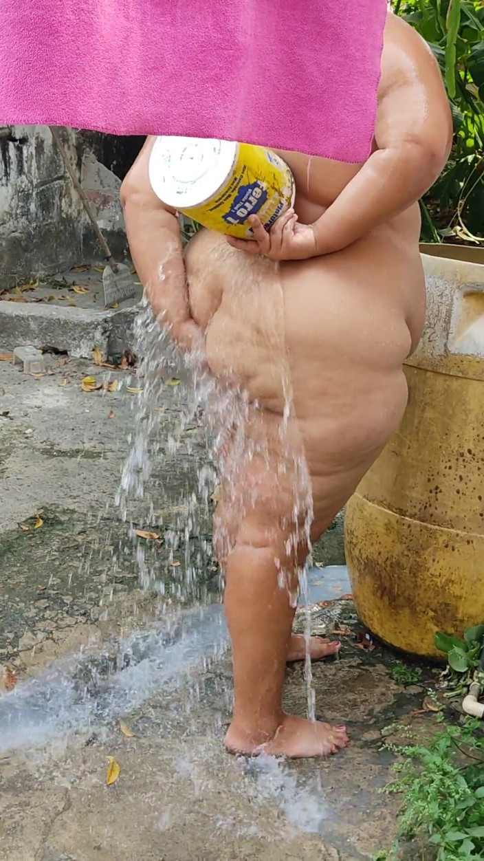 Gordita Culo Rico: Mon beau-fils m'espionne pendant que je me baigne dans la...