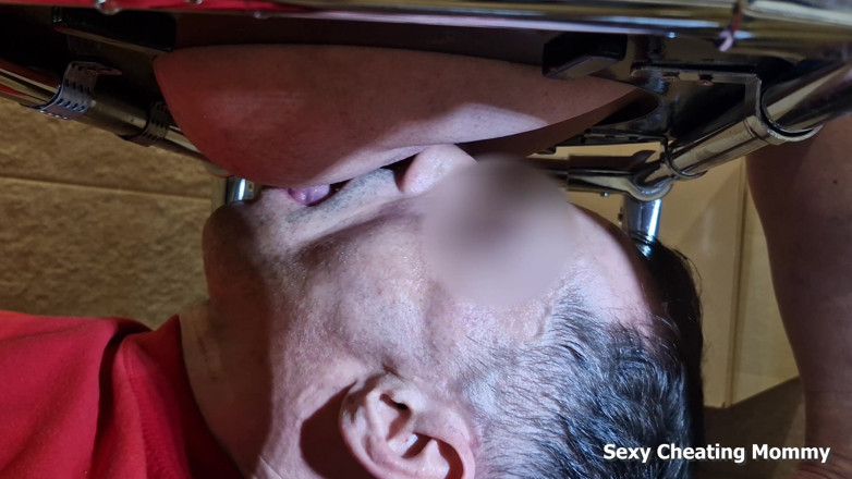 Sexy Cheating Mommy: Femdom đi tiểu trong miệng và dọn dẹp âm hộ