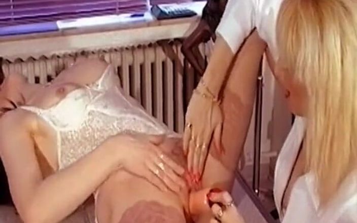 German's Lesbian: Este elegante alemão dique dedo no casting