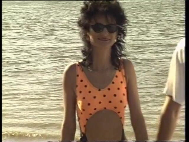 Horny Two really wet MILFs: Küçük memeli esmer Vixen plajda bronzlaşıyorken sert sikiliyor