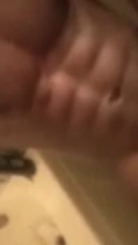 Je caresse ma grosse noire sous la douche en train de jouir si fort