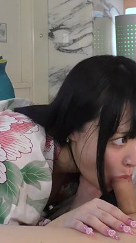 Beauté japonaise de 19 ans. Amateur à forte poitrine, et sexe rasé. Cosplay kimono