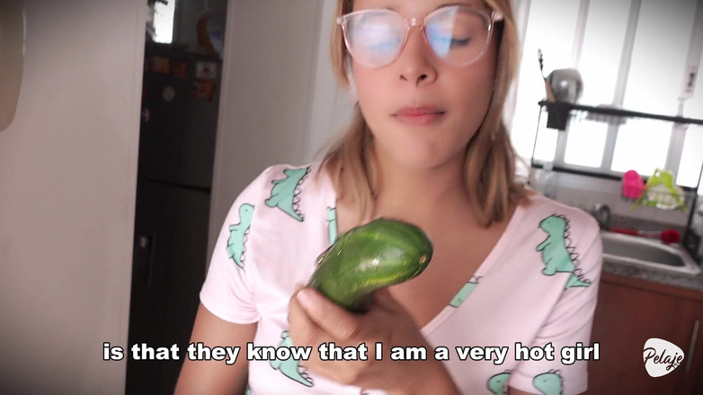 Pelaje mix: Servitoarea fute legumele. Ea ejaculează în bucătărie.