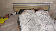 Katybigcherry: 그녀는 남편이 침대에 누워 있는 동안 가장 친한 친구와 바람을 피웠다.