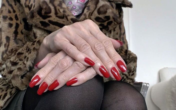 Lady Victoria Valente: 红爪指甲和毛皮夹克