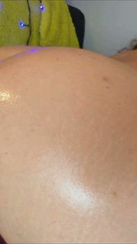 RAGAZZA BIANCA con culo perfetto scopa e geme molto