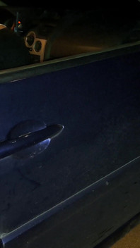 Une petite amie en talons baise un inconnu dans une voiture à l’extérieur