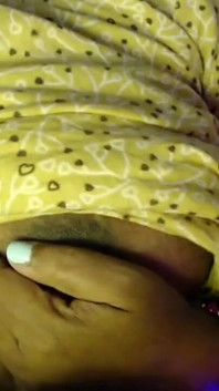 Quente menina indiana peituda mostra mamilo quente