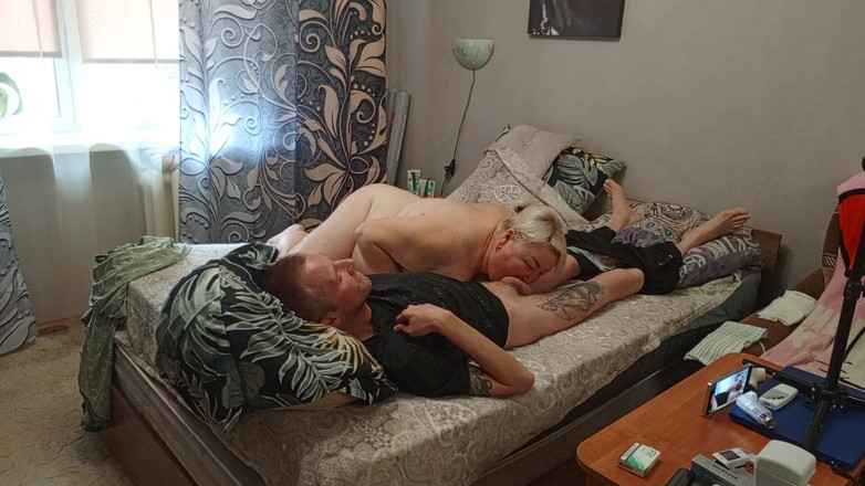 Zona901: Ibu tiri membelai batang melakukan blowjob mendalam sehingga saya pancut