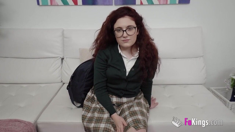 FAKings: Solo 18. La teen rossa fa il suo debutto porno a...