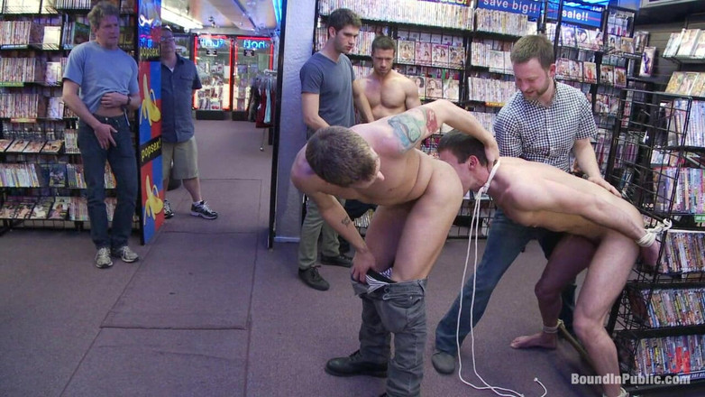 Bound in public: Lelaki miang menurunkan hustler yang kote di arked seks yang...