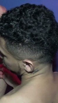 Eboni Twink F dijilat oleh ayah tiri