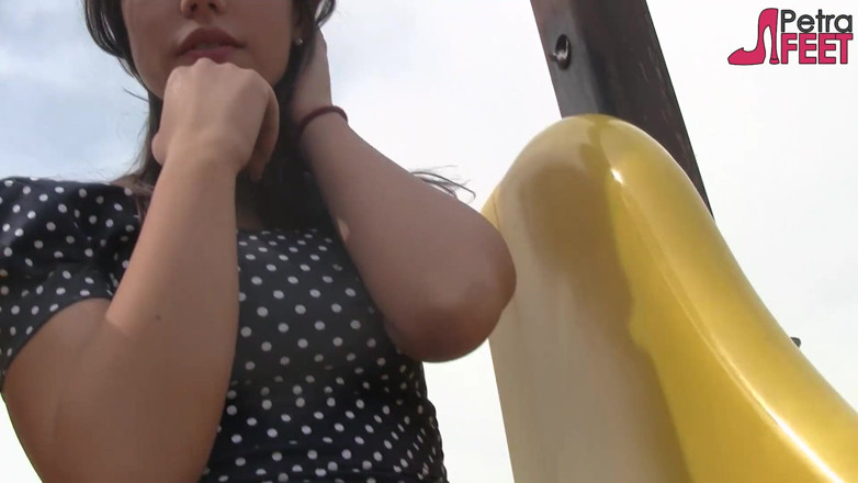 Foot Fetish HD: Sexy teen petra spielt im freien mit ihren füßen