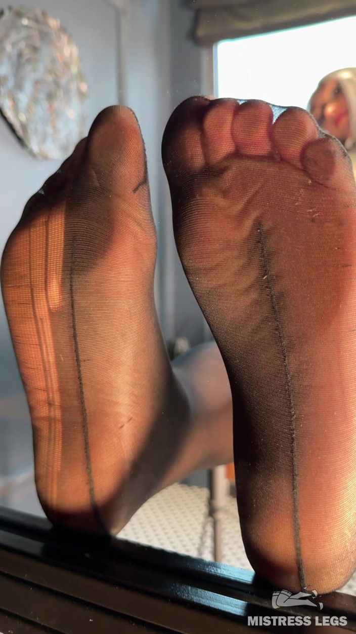 Mistress Legs: Schau zu, wie ich dich mit meinen zerrissenen nylonfüßen durch...