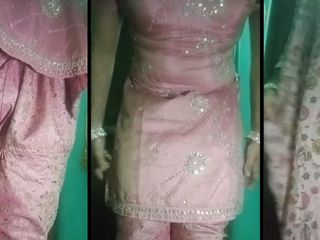 Gauri Sissy: गुलाबी सलवार कुर्ता पहनी भारतीय समलैंगिक क्रॉसड्रेसर पत्नी गौरीसिसी अपने बड़े स्तन दबा रही है