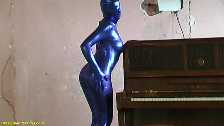 Kelly in spandex: Costum de pisică cu corp complet cu Renata