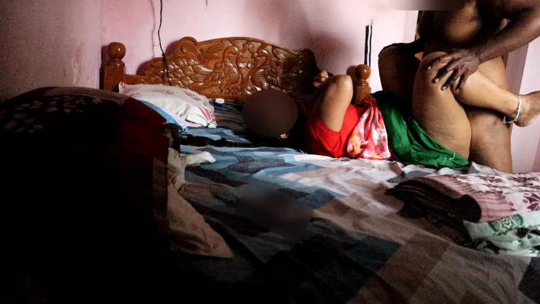 Black & white desicat: 사리 보지의 거유 인도 주부 손가락