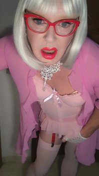 La sissy travestita riceve una grande sborrata