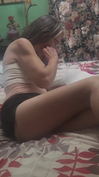 Cewek sange ini lagi asik masturbasi pakai dildo sambil pakai dildo