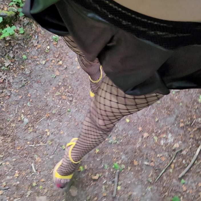 VaneSsa BiTCHx: Fantasia di una Figa. Passeggiare in una discarica, in Sperme....
