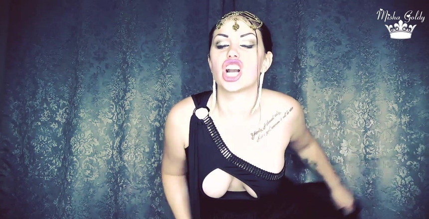 Goddess Misha Goldy: Temná bohyně přijde na vaše modlitby!