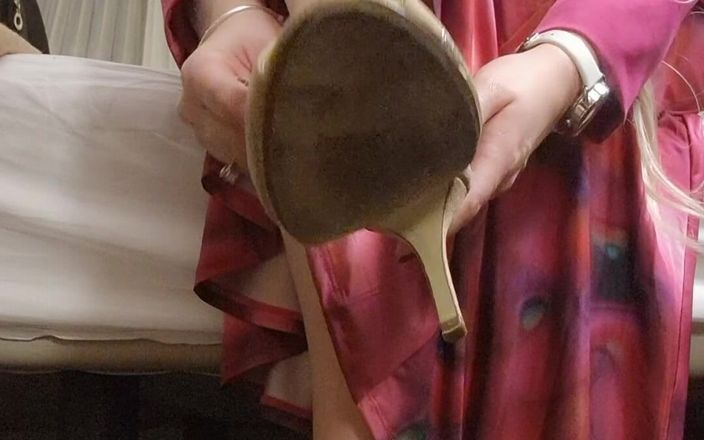 Anna Lynx: Melepas sepatu hak tinggiku setelah pesta