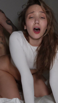 Aleta Alma는 어두워진 후 침대에서 사용되는 것을 좋아합니다.
