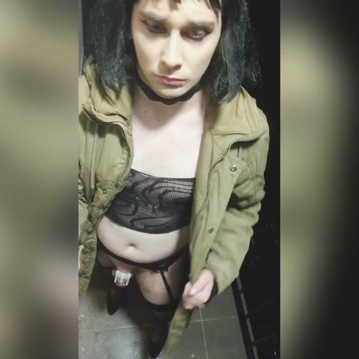 Sissyvalerie69: Kali pertama berkelip di balkoni saya