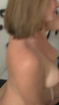 Sierra Sanders amına dokunuyor ve boşalmak için büyük yarak emiyor