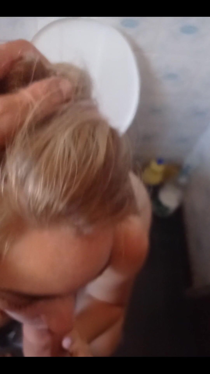 tunoviaputita: Chupando su polla mientras está en el baño