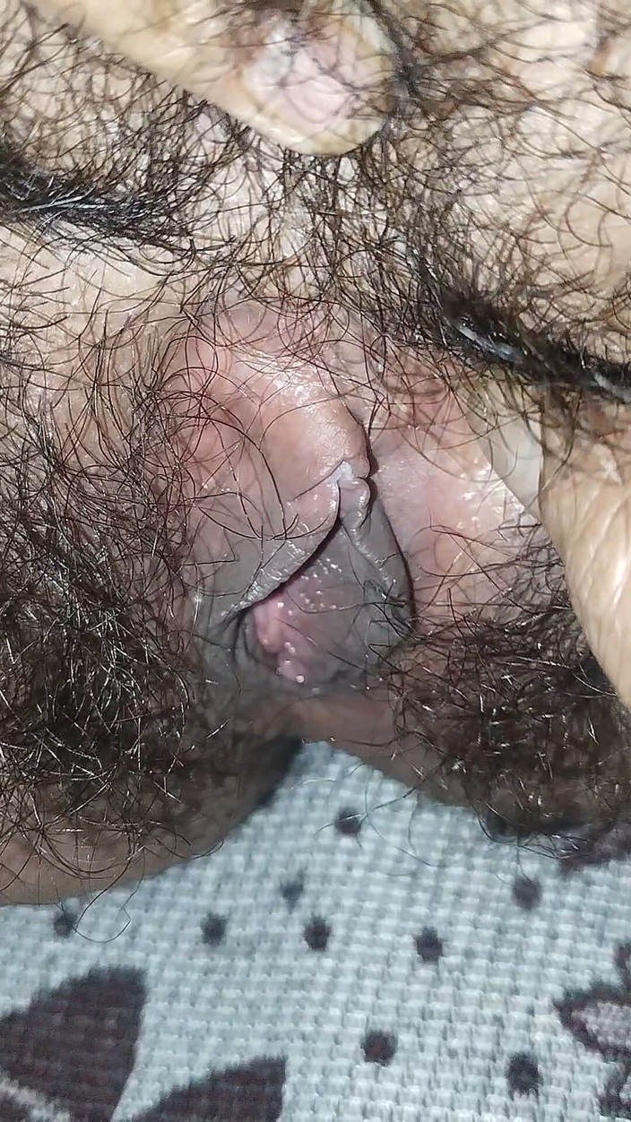 Xoxo Times: 抚摸她毛茸茸的热辣熟女阴户