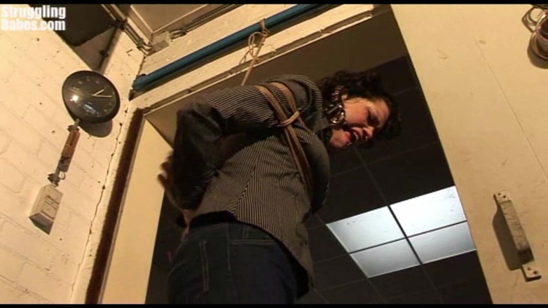 Submissed: Steffi colgando en la cuerda fuertemente amordazada