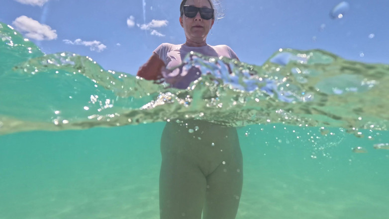 Emma Voyeur: Une MILF Sous L’eau Dans Un T-shirt Blanc Torride: Pas...
