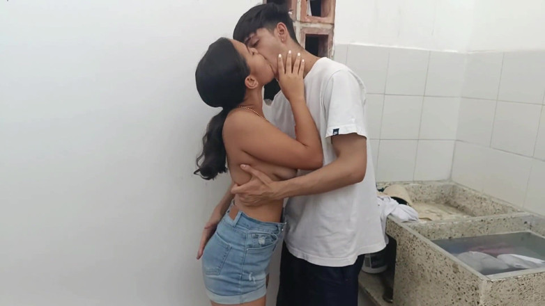ValentinaHot10: 내가 18살이기 때문에 나와 섹스하는 걸 좋아하는 갈색 머리 의붓여친