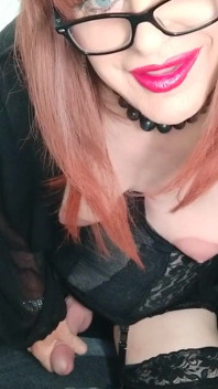 Trans cagna che gioca e viene