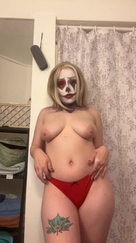Sexy pagliaccio si spoglia
