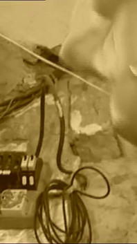 Sarışın orta yaşlı seksi kadın amını büyük sert yarakla sallıyor