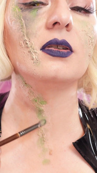 Make-up met littekens in proces - met vloeibare latex en katoenwol. Arya Grander