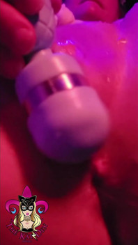 Mamusia Kat-licious tryska solo grać z zabawkami i mężulek Bigsexydaddyd