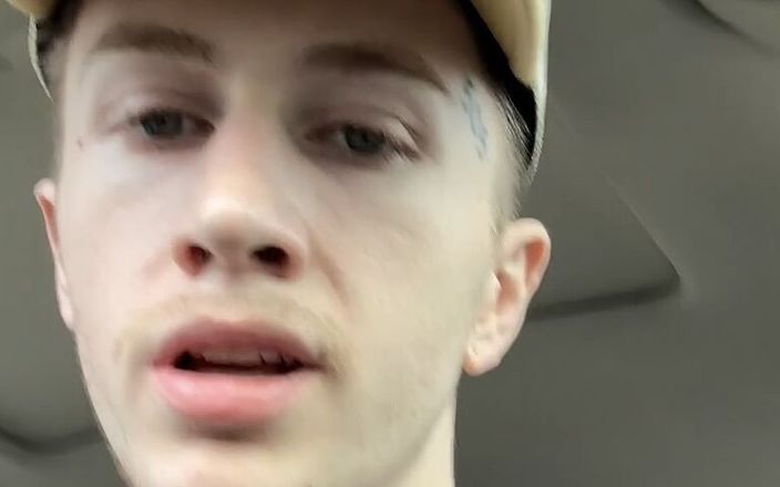 GhostCams: Je caresse ma douce bite non coupée dans la voiture