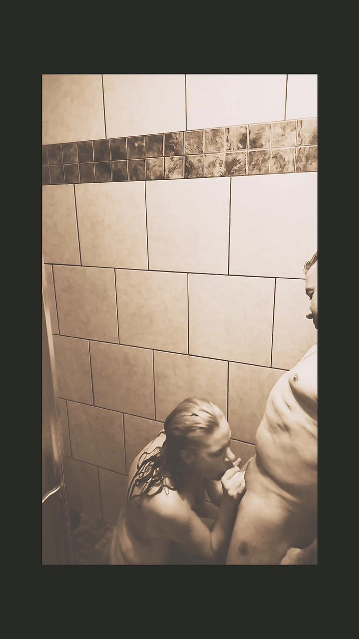 Bombstick and Trouble: Seksowny prysznic jebanie z gorącą mamuśką