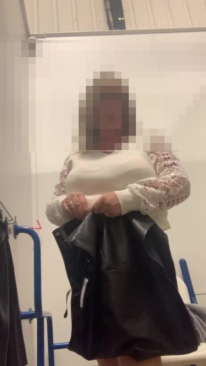 Julie Cunningham: Julie in m&amp;s locker room - cewek seksi dengan rok mini...