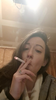Diventa la mia piccola troia amante del fumo
