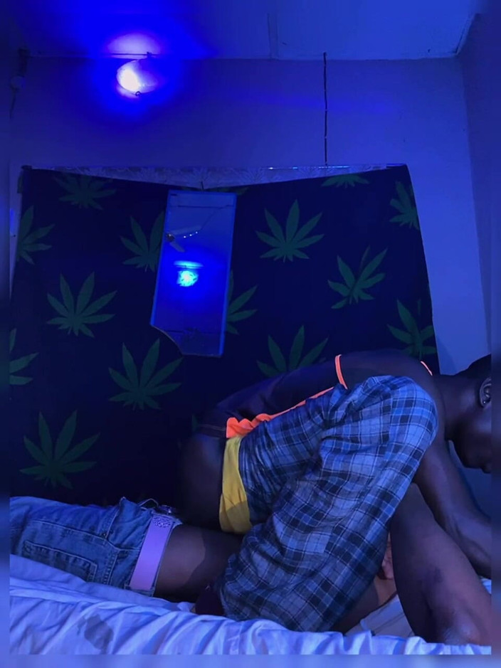 Stilesbhalifa1: Saga obraznică la miezul nopții între 2 prieteni.