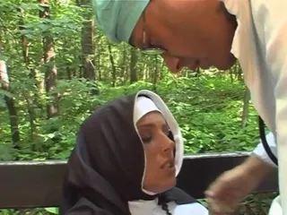 Ateşli ve baharatlı bir parodi içinde açık havada seks ve ateşli döl sıçramaları
