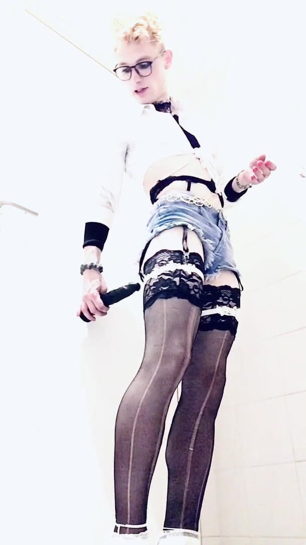 SissyCindySlut: Sissy Cindy odsłoniła się, ciesząc się czarnym dildem na szpilkach...