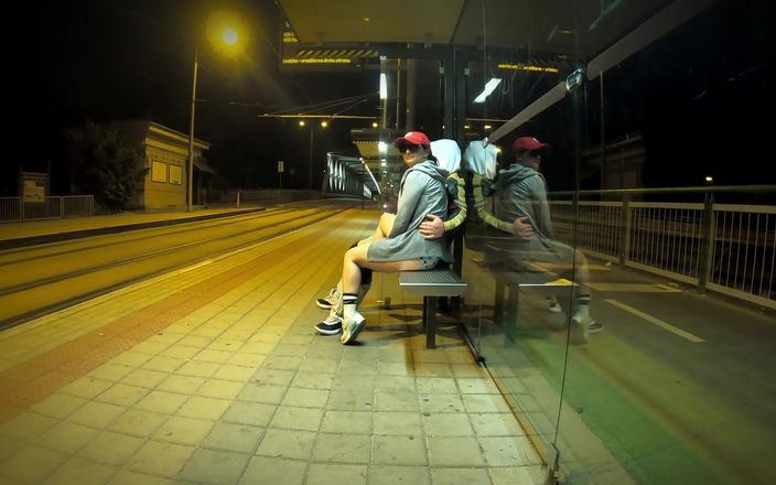DedeDeville: Wirklich riskanter sex an einer bushaltestelle mit einer jungen stiefschwester,...