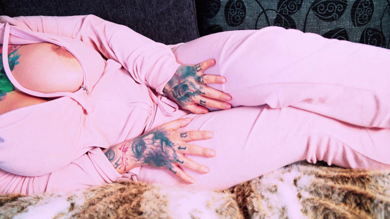 Sabien Demonia: Joi si cewek intim velour dengan tracksuit